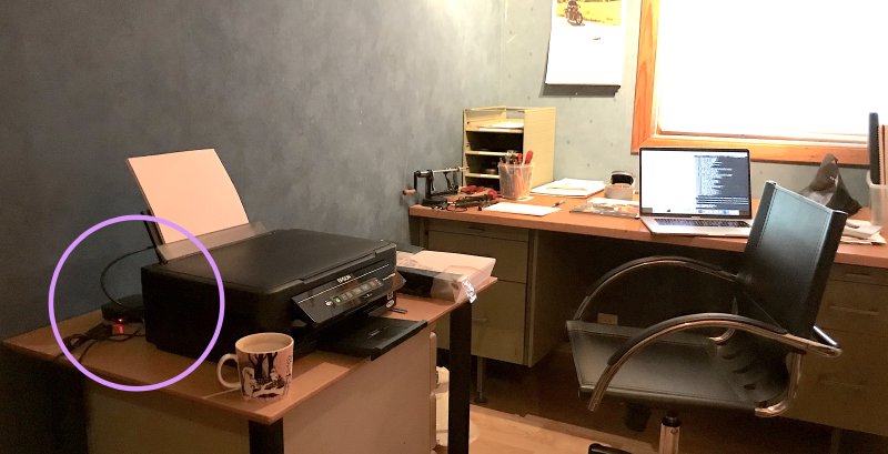 Heimekontoret med printer og sirkel rundt raspberry pi.