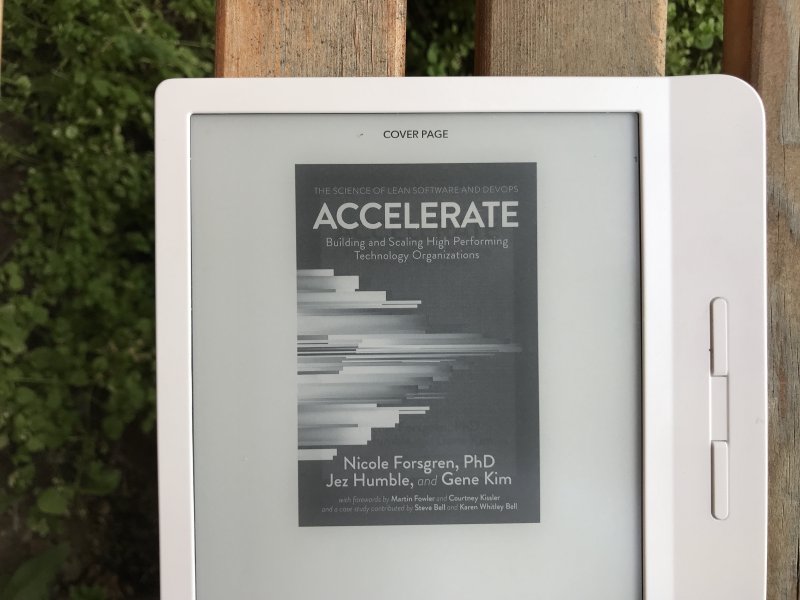 E-bok leser med forsiden av boken Accelerate.