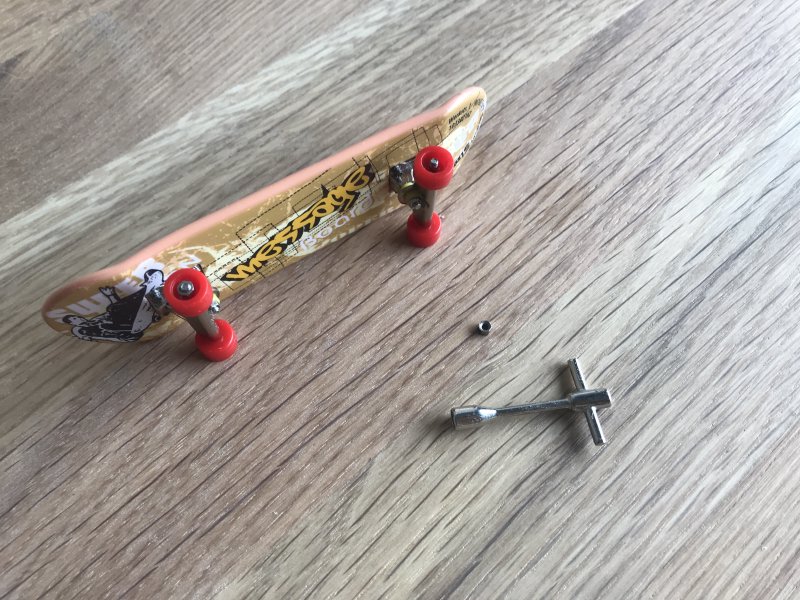 eit veldig lite rullebrett, også kallt fingerbrett