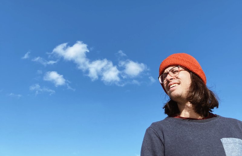 artikkelforfatter foran en blå himmel med nokre skyer.