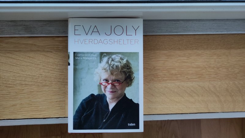 bok i vinduskarm med bilde av Eva Joly på forsiden