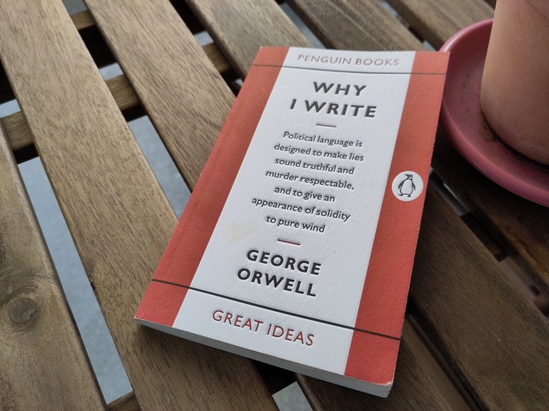 bok liggande på eit trebord